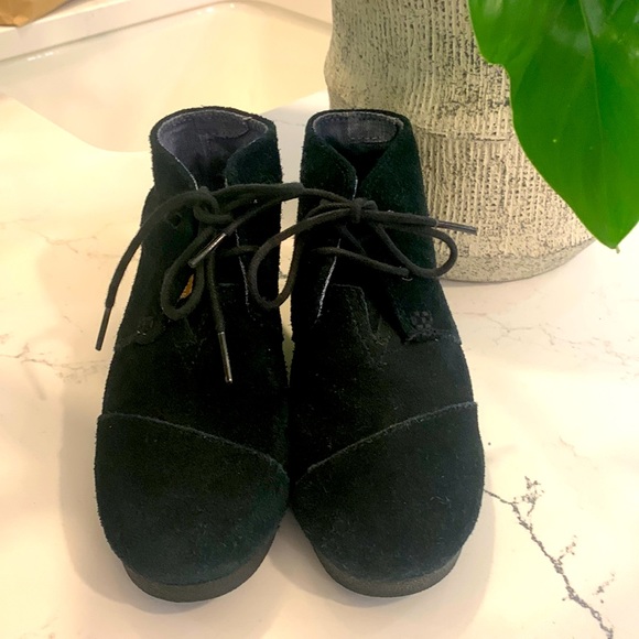 Tom’s Black Suede Girl’s bootie - size 2 - Picture 3 of 6